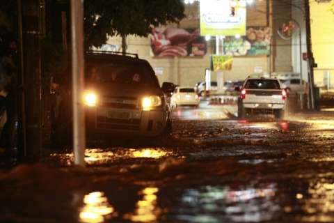 Chuva em horário de rush deixa carros ilhados em vias alagadas