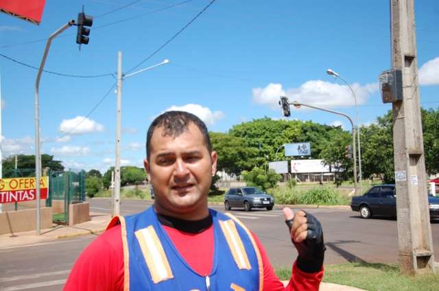 Sem&aacute;foros ficam no amarelo durante final de semana e dificultam tr&acirc;nsito