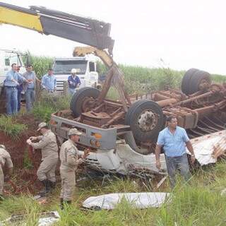 Caminhão tombou em desnível na estrada, matando mecanico de usina. (Foto: Dourados Agora)