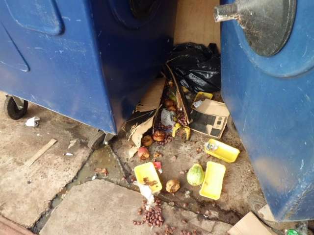 Lixo espalhado em cal&ccedil;ada de supermercado &eacute; risco de doen&ccedil;a e preocupa morador