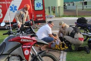 Momento em que motociclistas são socorridos. (Foto: Marcos Ermínio) 