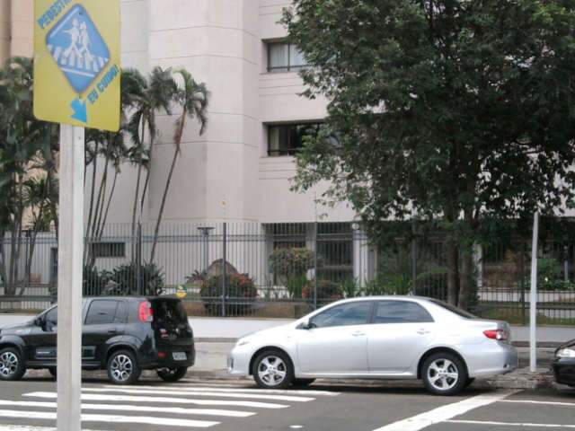  Carros "dividem" faixa de pedestre, bem em frente a placa "Pedreste eu cuido"
