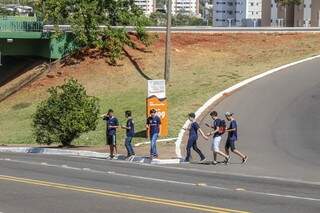 Em turma, alunos de uma escola correm pela Avenida Ceára atrás dos monstrinhos. (Foto: Fernando Antunes)