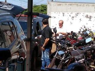 Vereador Idenor Machado e ex-vereador Dirceu Longhi um dia após serem presos por corrupção (Foto: Adilson Domingos)