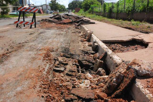  Chuva leva asfalto e Rua Rachid N&eacute;der fica parcialmente interditada