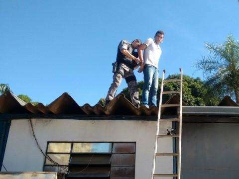 Interno tenta fugir de hospital e acaba preso em cima do telhado de com&eacute;rcio