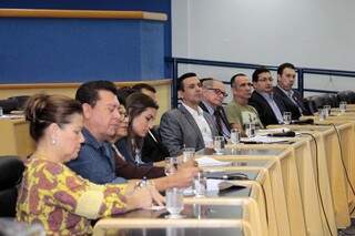 Autoridades, durante audiência pública sobre violência contra profissionais da saúde (Foto: Izaias Medeiros/CMCG)