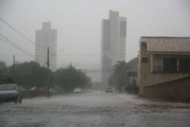 Chuva intensa atinge v&aacute;rias regi&otilde;es e alaga ruas no Centro da Capital