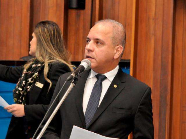 Deputado paga promessa e aparece careca em sessão