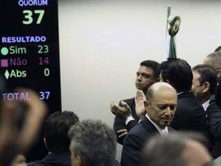 Comemoração após aprovação do relatório na comissão. (Foto: Agência Brasil) 