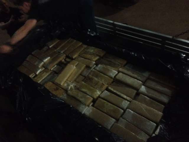 Homem &eacute; preso por dirigir camionete que escondia carga de drogas