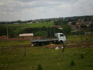 Leitor revela que funcionários da Ceasa jogam restos de alimentos em terreno. (Foto: Thiago Espíndola)
