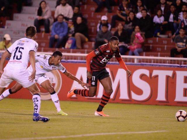 Flamengo sai na frente, mas perde por 2 a 1 para a LDU 