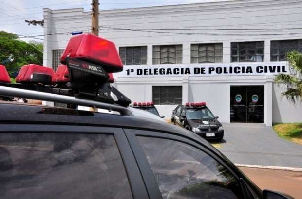 Caminhoneiro tem malote levado por assaltantes no momento que iria abastecer