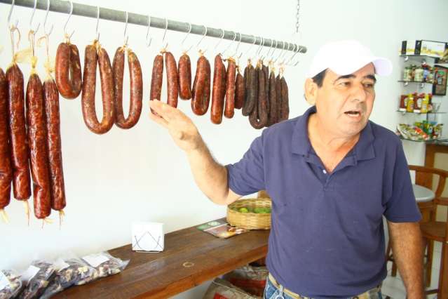 De costela a frutas cristalizadas, comerciante inventa 30 sabores de lingui&ccedil;a