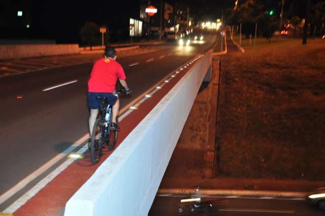 Entre carros e abismo, quem passa na ciclovia da Afonso Pena se arrisca