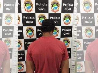 Suspeito do crime sendo apresentado na delegacia da cidade. (Foto: JP News) 