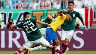 O time mexicano fez um primeiro tempo de muita marcação, especialmente sobre Neymar 