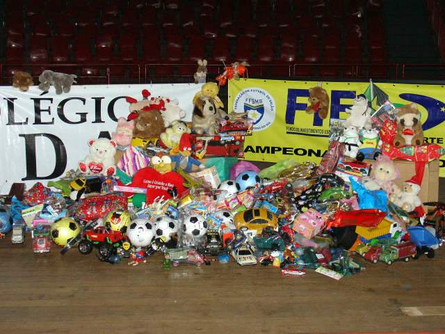  Brinquedos arrecadados em amistosos de futsal ser&atilde;o entregues na sexta