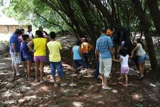 Moradores inclusive levaram filhos para ver a jiboia. Foto: Cleber Gellio