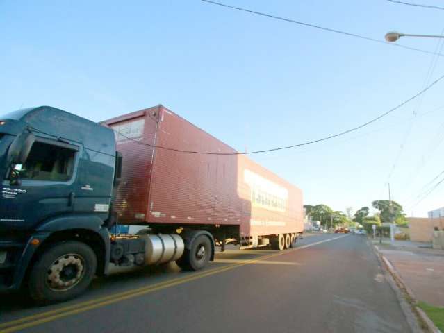 Tr&acirc;nsito &eacute; bloqueado ap&oacute;s motorista enroscar caminh&atilde;o em fia&ccedil;&atilde;o