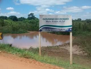 Água barrenta do Córrego Laranjal teria sido provocada pela enxurrada vinda da fazenda de usina (Foto: Divulgação)