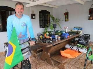 A bandeira do Brasil vai junto, identificando de ontem o viajante veio. (Foto: Marcos Ermínio)