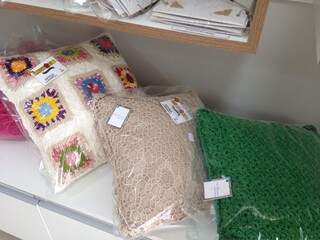 As almofadas em crochê, são do ateliê Vovó Francelina.(Foto:Adriano Fernandes)