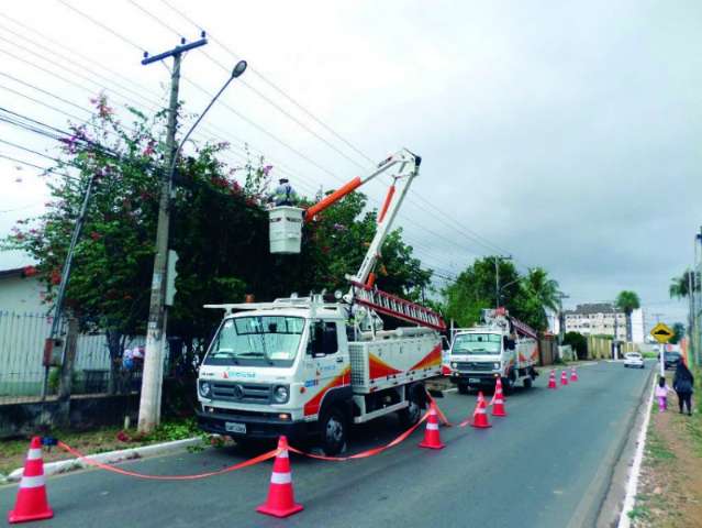 Em &eacute;poca de chuva, equipes atuam para proteger rede el&eacute;trica 