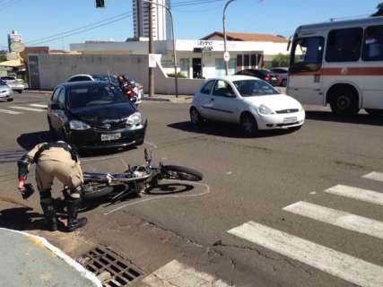 Acidente deixa motociclista ferido e trânsito na avenida Ceará lento