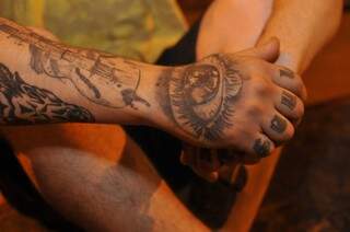 Patrizio é tatuador e desde o início recebeu o apoio da avó. (Foto: Alcides Neto)