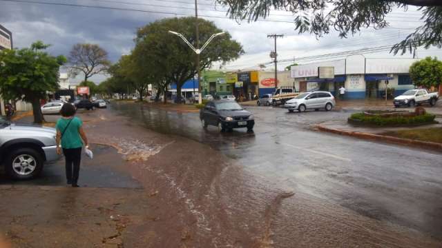 Volta a chover ap&oacute;s 30 dias de estiagem, mas calor predomina