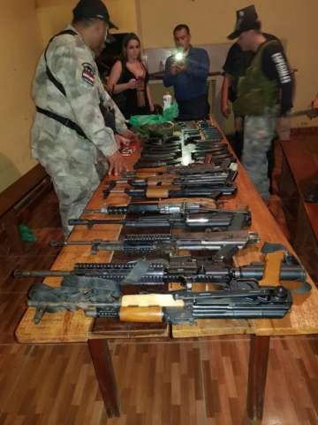 Dupla &eacute; presa com fuzis e pistolas escondidas em motor de caminhonete