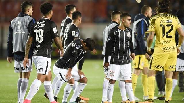 Corinthians perde a cabe&ccedil;a, s&oacute; empata com o Racing e est&aacute; fora da Sul-Americana