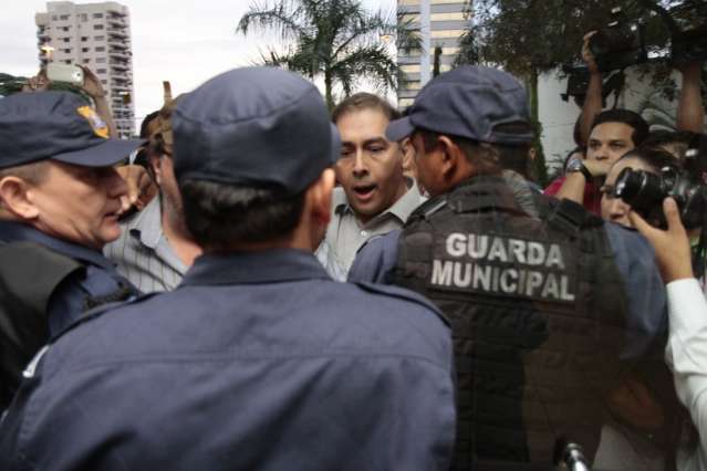 Envolvidos na invas&atilde;o da prefeitura, 20 servidores podem ser demitidos