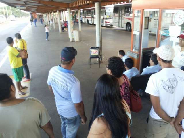 Motoristas e passageiros s&oacute; ficam sabendo de jogo no terminal