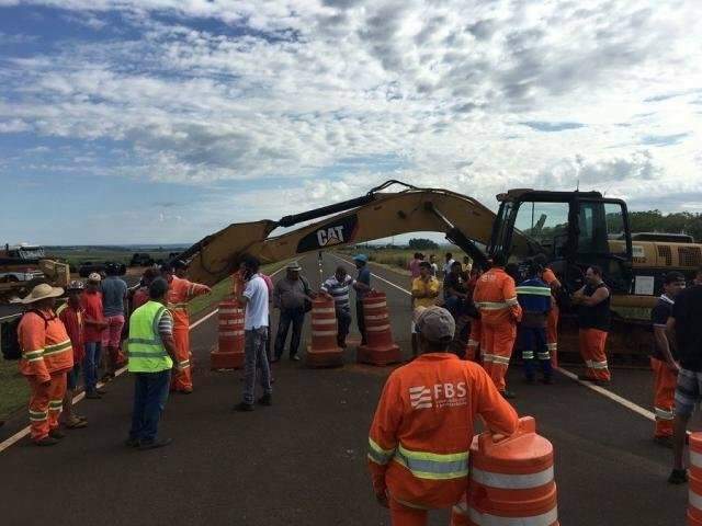Manifestantes desbloqueiam a BR-163, mas devem retomar protesto amanh&atilde;