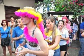 Com fantasias, o Carnaval de blocos está de volta e invade Campo Grande (Foto: João Garrigó)