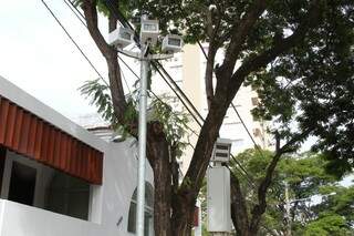 Radar foi instalado entre árvores, o que dificulta ser percebido por motoristas desatentos. (Foto: Marcos Ermínio)