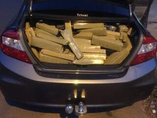 A droga foi encontrada no porta-malas do veículo. (Foto: divulgação/PRF)