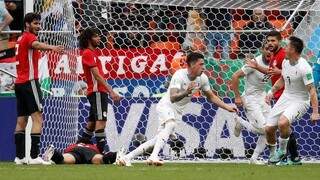 De cabeça, o zagueiro José Giménez fez o sol salvador na vitória do Uruguai diante do Egito (Foto: Reuters)