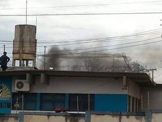 Antes de serem transferidos, presos queimaram colchões e destruíram cadeia (Foto: Hosana Maria Lima/Tudo do MS)