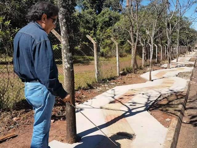 Piso em ziguezague &eacute; prova de fogo para cegos no Parque dos Poderes