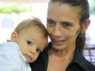 Fernanda aproveitou a pré-vacinação para imunizar o filho João Guilherme, de 1 ano (Foto: Marcos Ermínio)
