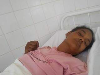 Mulher sofreu AVC na terça-feira (26) e ainda não conseguiu transferência para unidade hospitalar. (Foto: Direto das Ruas)