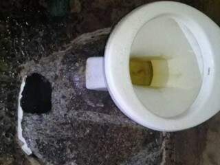 Buraco foi feito sob o vaso sanitário do banheiro. (Foto: O Pantaneiro) 