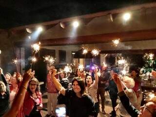 Convidados com estrelinhas de artificio comemorando a passagem do ano astrológico (Foto: Acervo Pessoal)