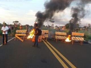Índios bloqueiam rodovia com paus e atearam fogo em pneus (Foto: Direto das Ruas