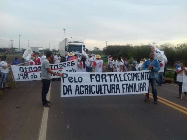 Sem-terra bloqueiam BR-163 em Campo Grande, alerta PRF