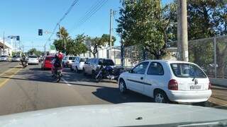 Os carros estacionados de forma incorreta estão atrapalhando o trânsito no local. (Foto: Repórter News)